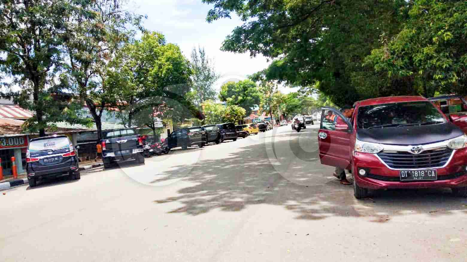 Nampak banyak kendaraan roda empat terpakir di badan jalan kawasan eks MTQ. Foto: Musdar/Telisik