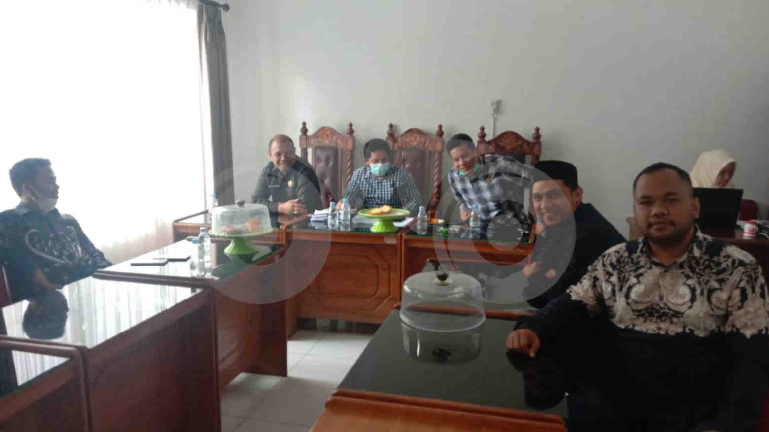Anggota Komisi III DPRD Muna saat menunggu RDP. Foto: Sunaryo/Telisik