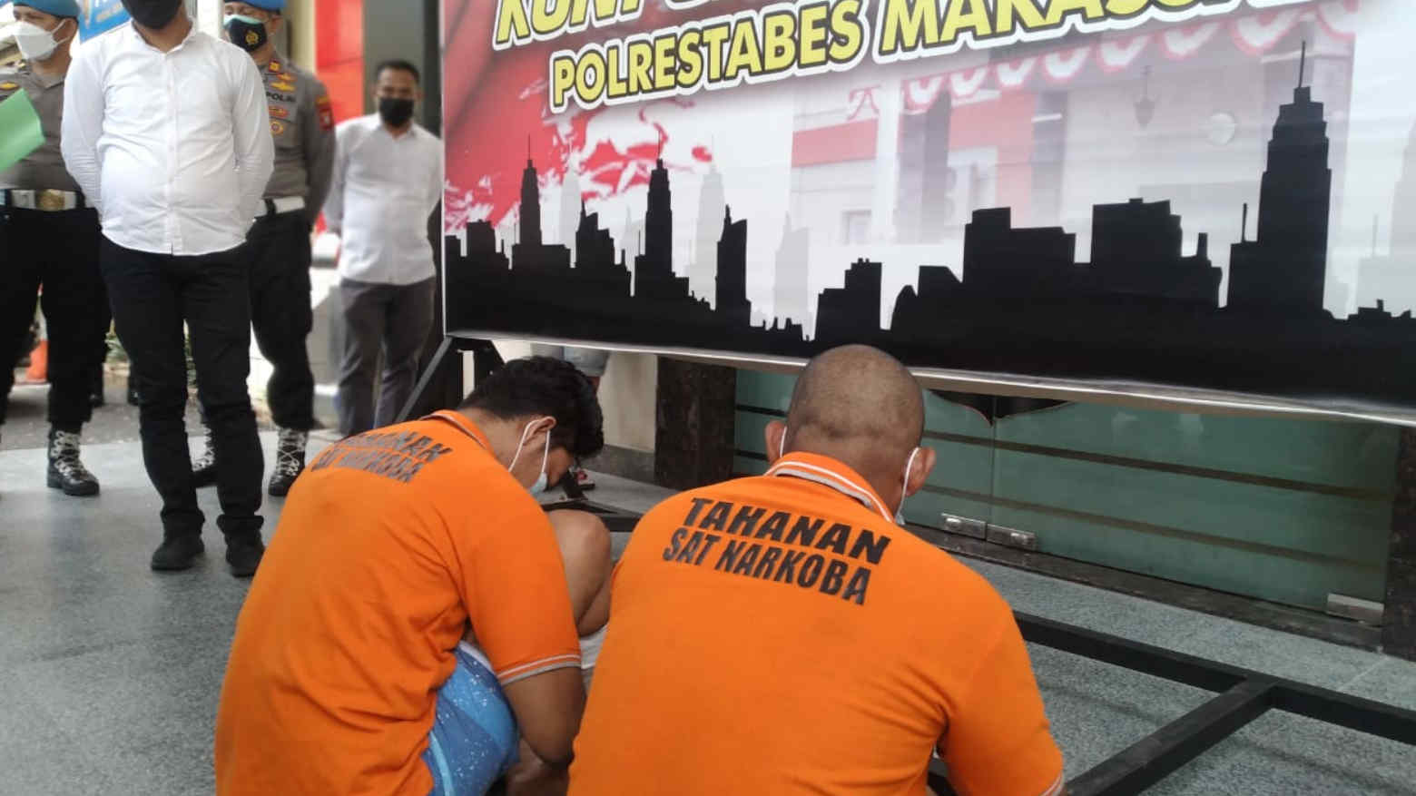 Andi Triono dan Ansar, adik kakak yang kedapatan membawa narkoba 2 kg di amankan Sat Narkoba Polrestabes Makassar. Foto: Ist.