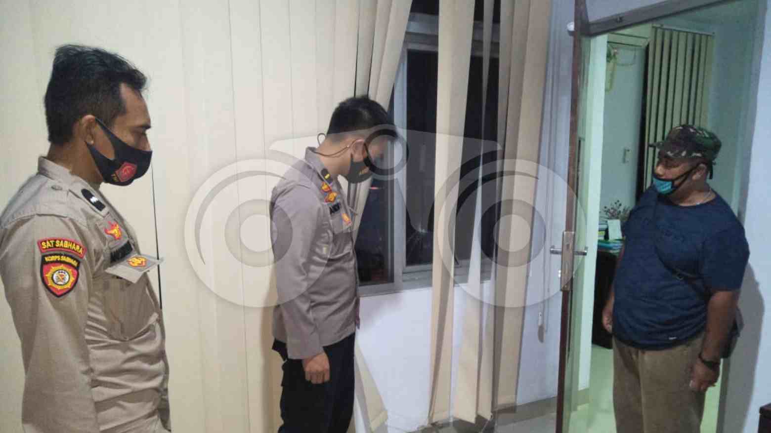 Polisi memeriksa situasi di Kantor Dinas Tanaman Pangan Provinsi Sultra usai dibobol maling. Foto:  Thamrin Dalby/Telisik