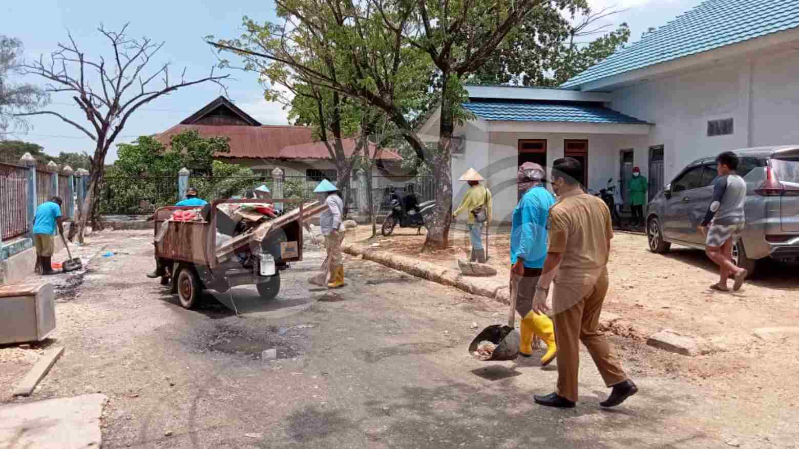 Matrah (berpakaian dinas) tengah memperhatikan petugas yang sedang membersihkan. Foto: Musdar/Telisik