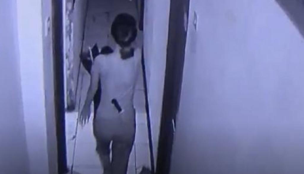 Tangkapan layar CCTV aksi seorang wanita yang mencoba mengejar sang pacar akibat sakit telah merenggut kesuciannya. Foto: Repro Okezone.com
