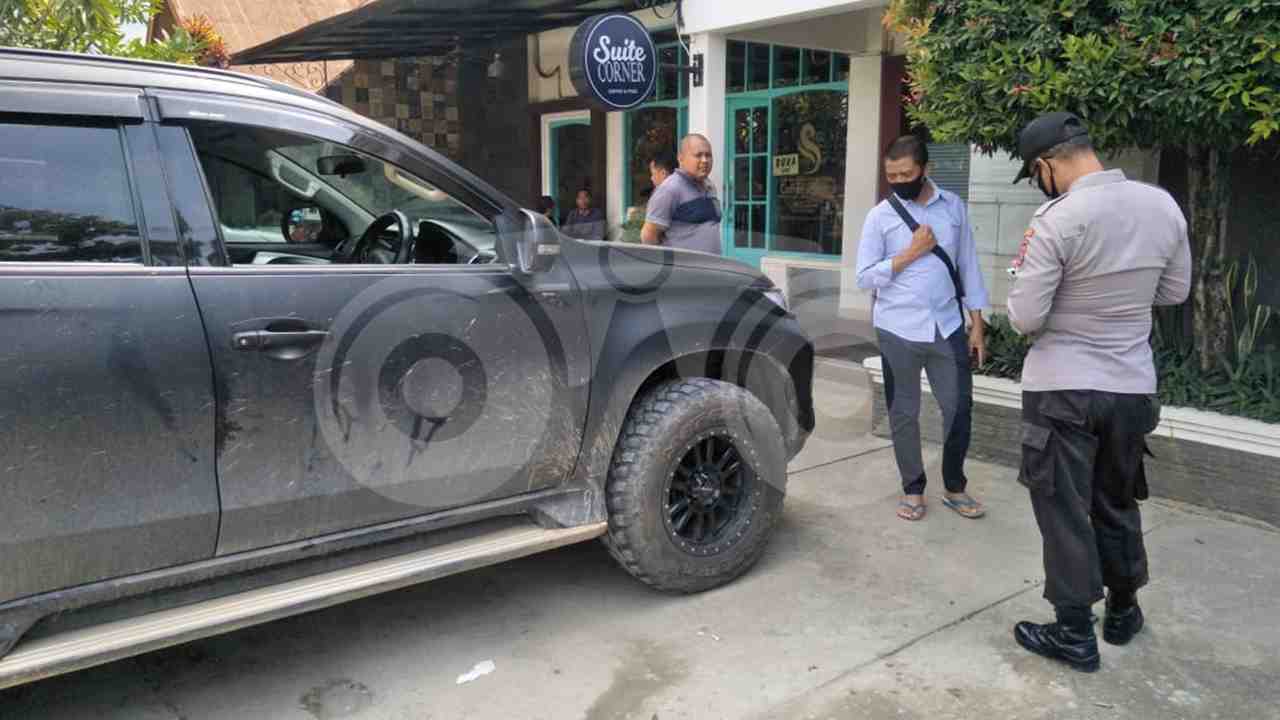 Saat pihak kepolisian memeriksa mobil korban perampokan. Foto: Thamrin Dalby/Telisik