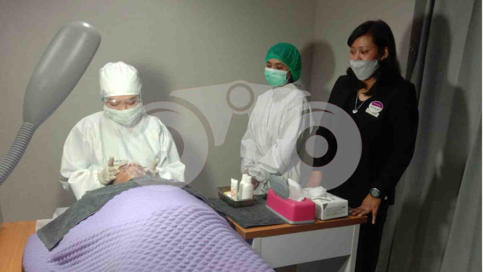 Dr Flower saat memberikan contoh facial treatment. Foto: Eni/Telisik