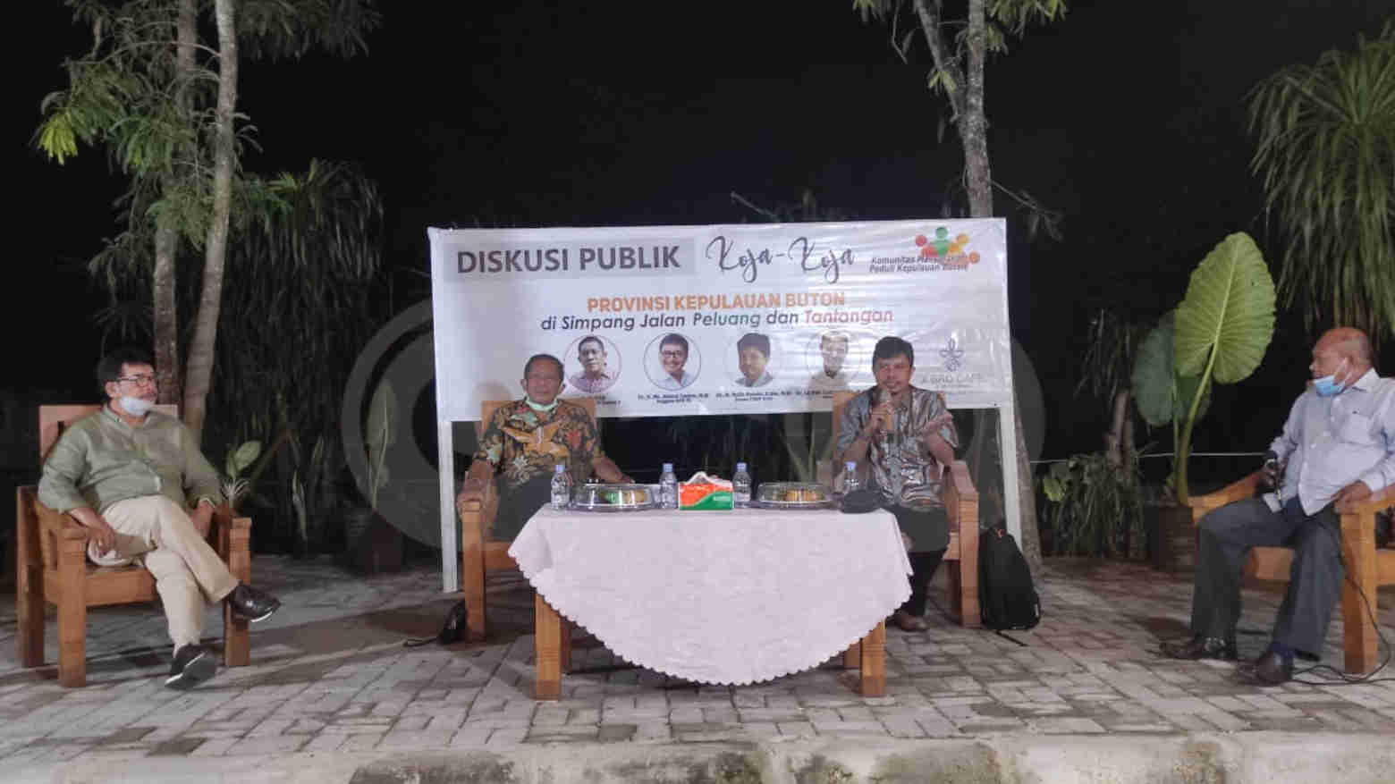 Suasana diskusi publik koja-koja. Foto: Musdar/Telisik