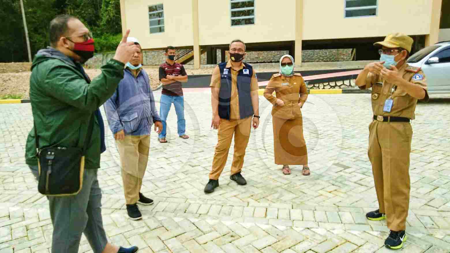 Suasana peninjauan rencana pemasangan jaringan seluler di Kebun Raya Kendari. Foto: Fitrah Nugraha/Telisik