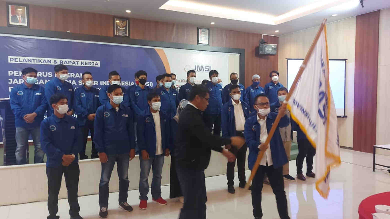 Ketua JMSI Sultra, M Nasir Idris, saat menerima bendera pataka JMSI oleh Sekjen PP JMSI, Mahmud Marhaba. Foto: Ist.