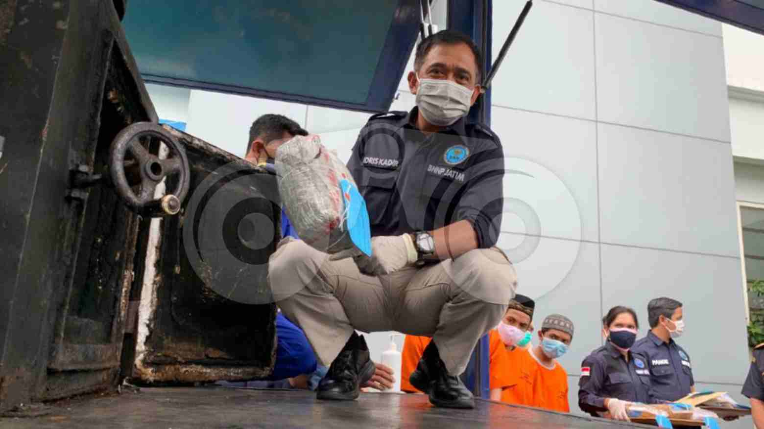 Pemusnahan barang bukti ekstasi dan sabu di BNNP Jatim. Foto: Yudhie/Telisik