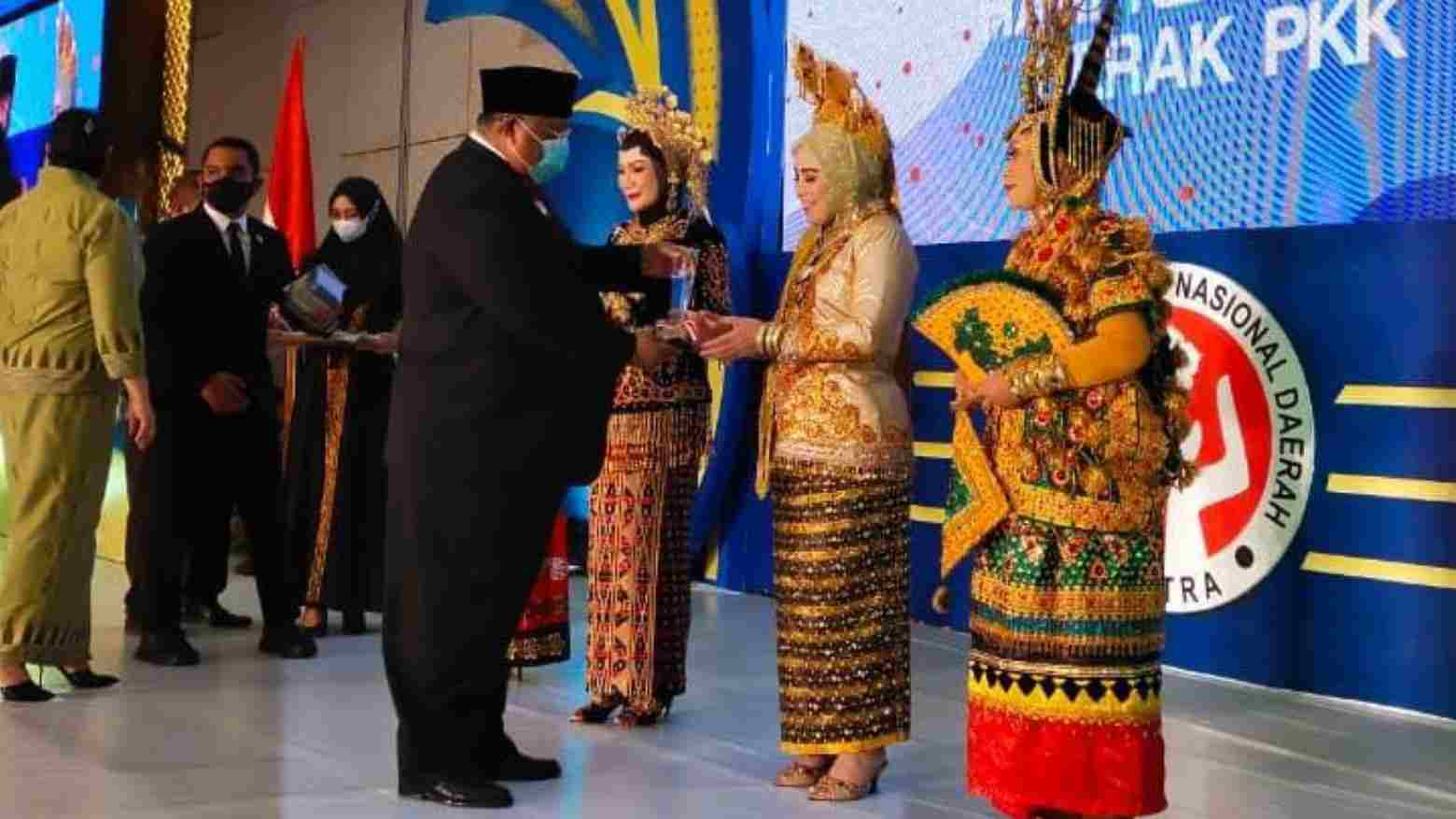 Ketua TP PKK Muna, Yanti Setiawati Rusman menerima piala dari Gubernur Sultra, Ali Mazi. Foto: Ist.