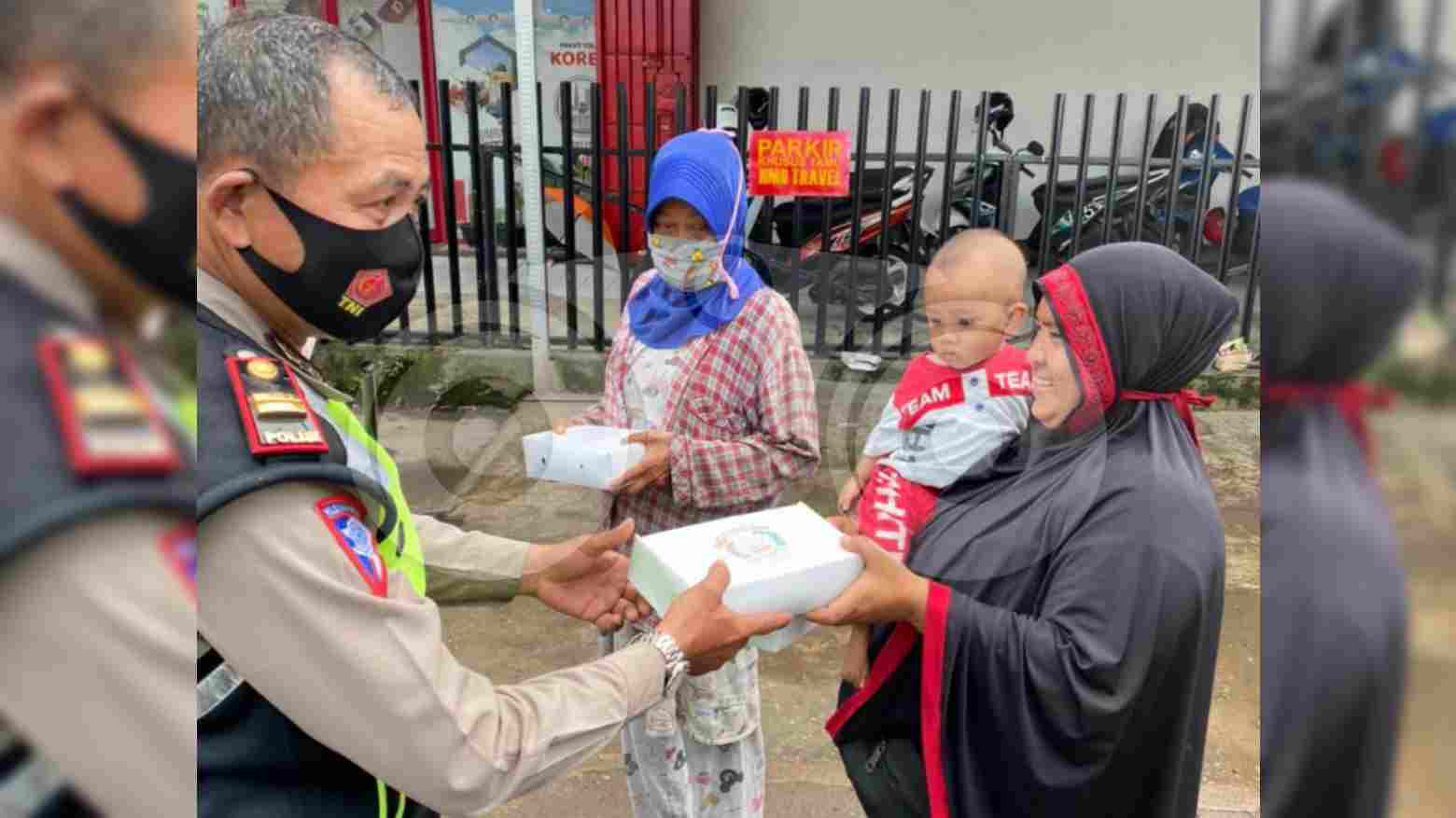 Personel Polsek Panakkukang membagikan nasi kotak kepada warga kurang mampu. Foto: Rezki Mas'ud/Telisik