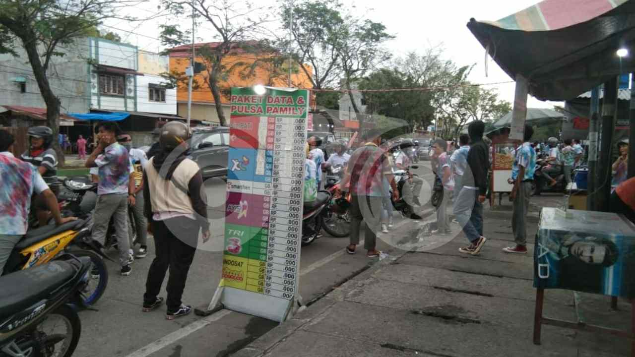 Sejumlah siswa SMA/SMK melakukan konvoi dan coret baju di SM Raja Medan. Foto: Ones Lawolo/Telisik