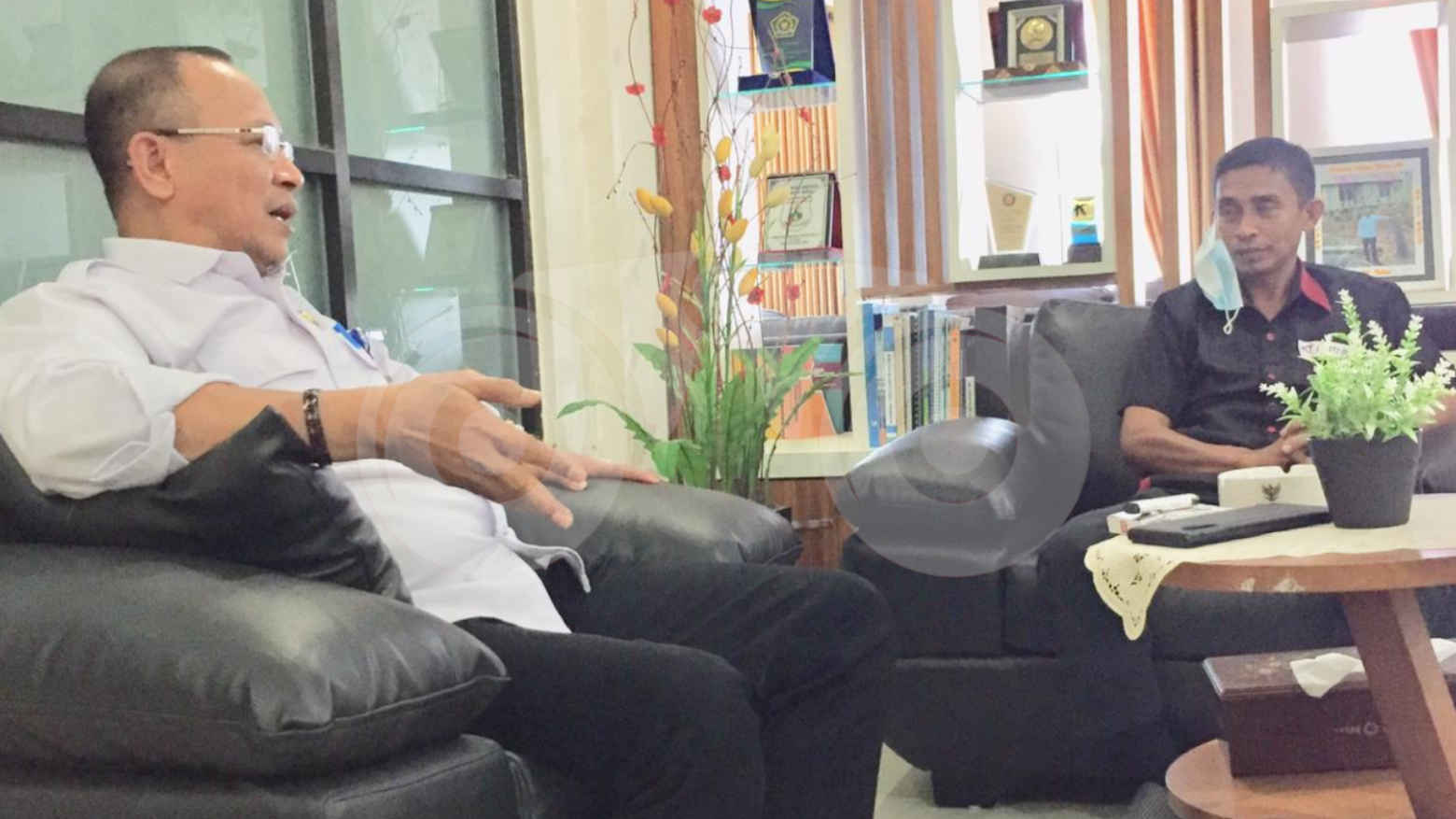 Kepala BLK Kendari, Dr. La Ode Haji Polondu dan Ketua PWI Sultra, Sarjono. Foto: Siswanto Azis/Telisik