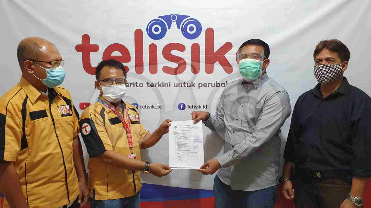 Ketua Komisi Hukum dan Perundang-undangan Dewan Pers, M. Agung Dharmajaya (kedua dari kanan) saat menyerahkan dokumen yang sudah ditandatangi kepada CEO Telisik.id, M Nasir Idris (kedua dari kiri). Foto: Sunarto/Telisik