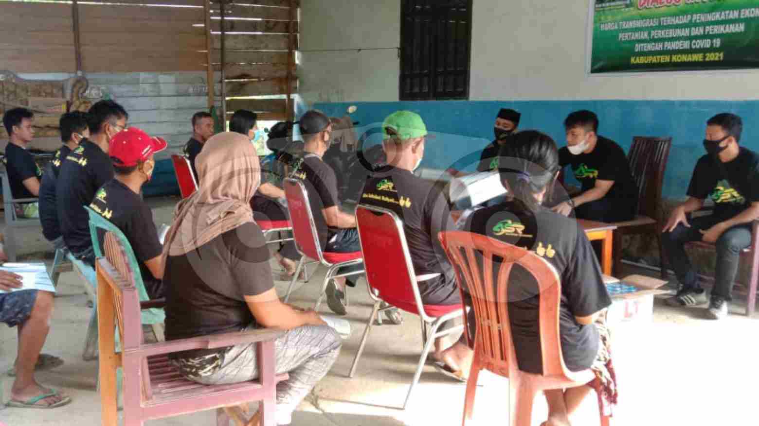 Relawan ASR bersama warga dialog untuk meningkatkan ekonomi pertanian. Foto: Muh. Surya Putra/Telisik