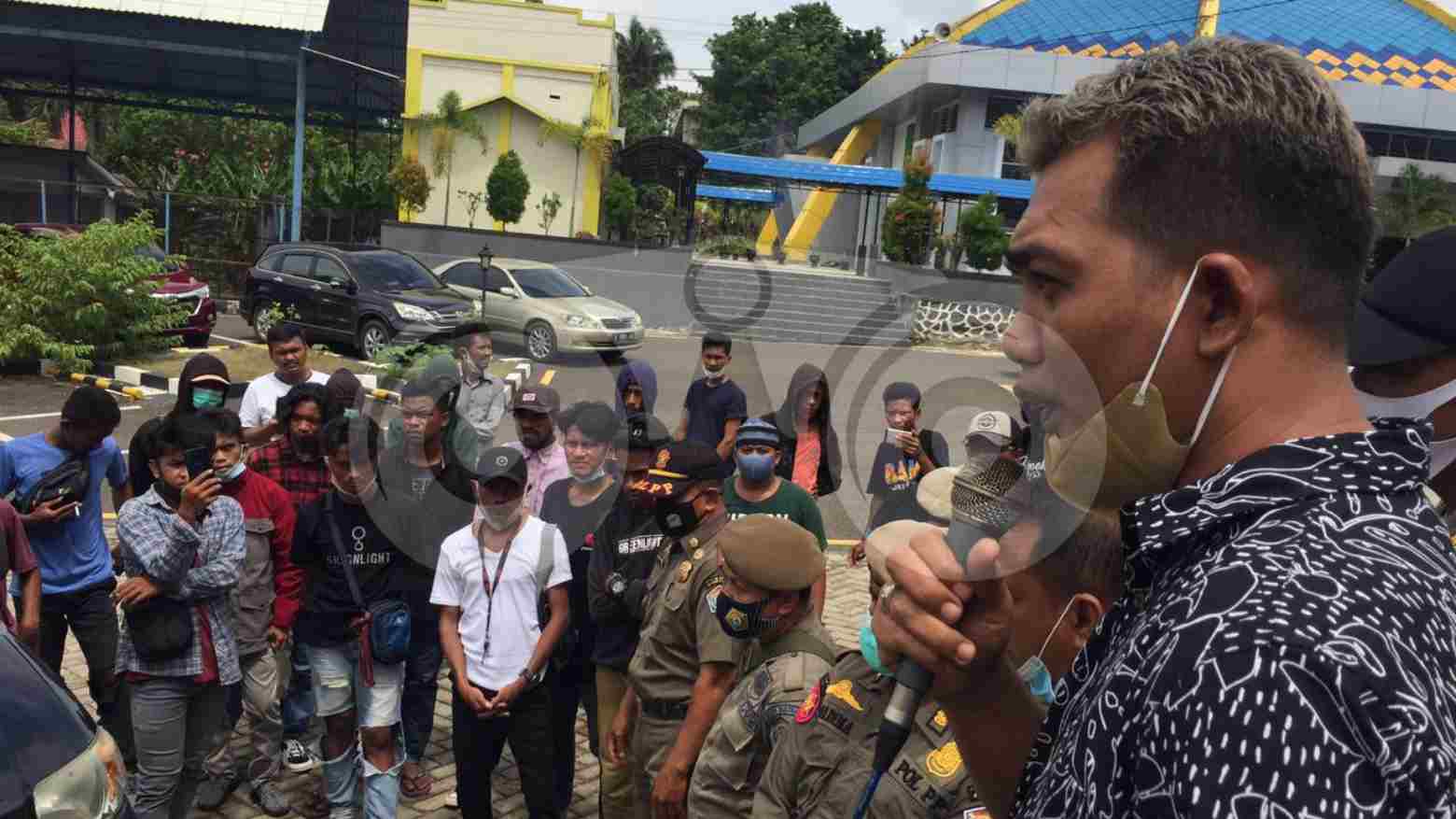 Anggota Badan Kehormatan DPRD Sultra, Abdul Salam Sahadia, saat menerima aksi unjuk rasa. Foto: Siswanto Azis/Telisik