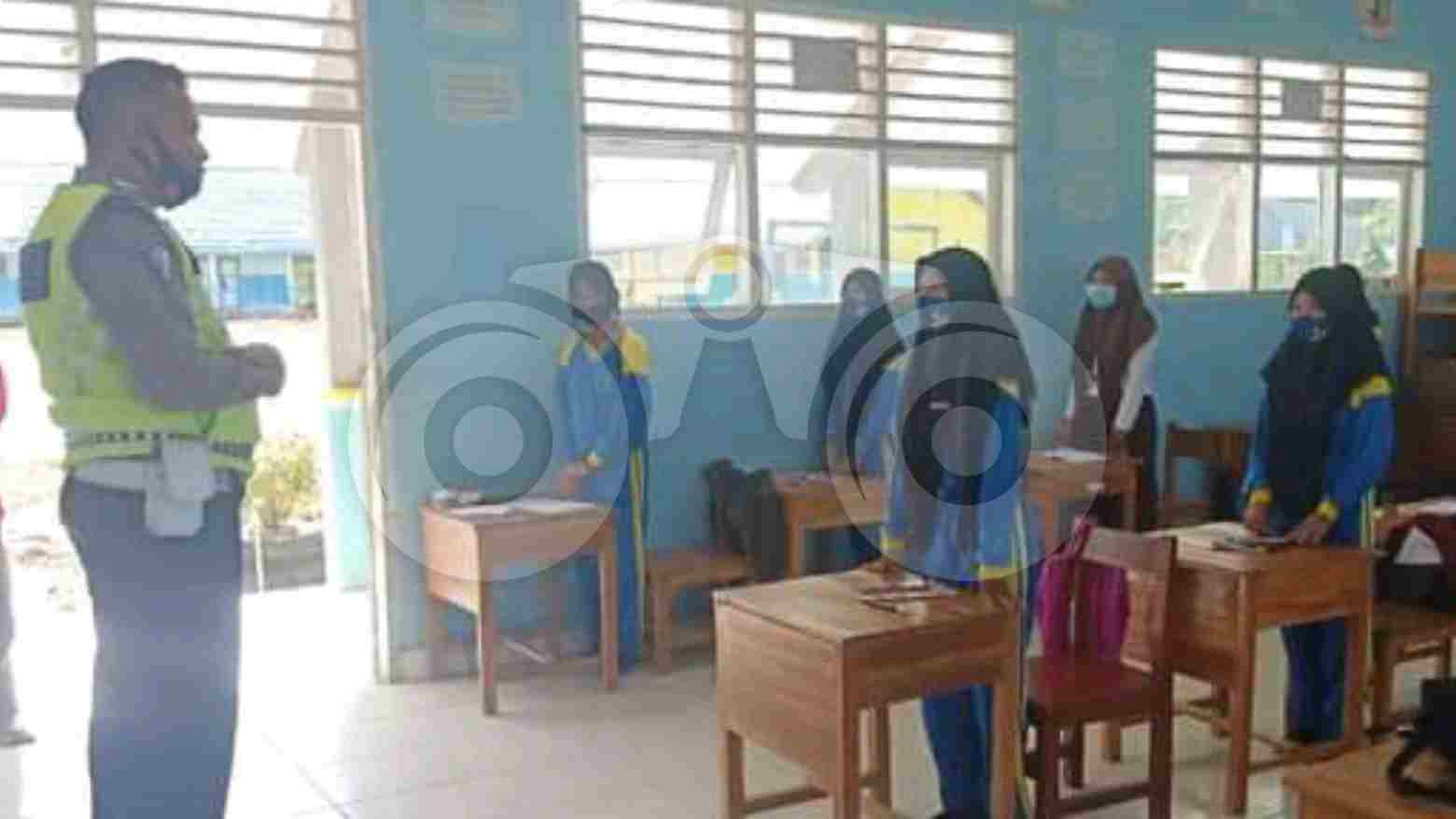 Edukasi Penggunaan Masker oleh pihak kepolisian. Foto: Hir/Telisik