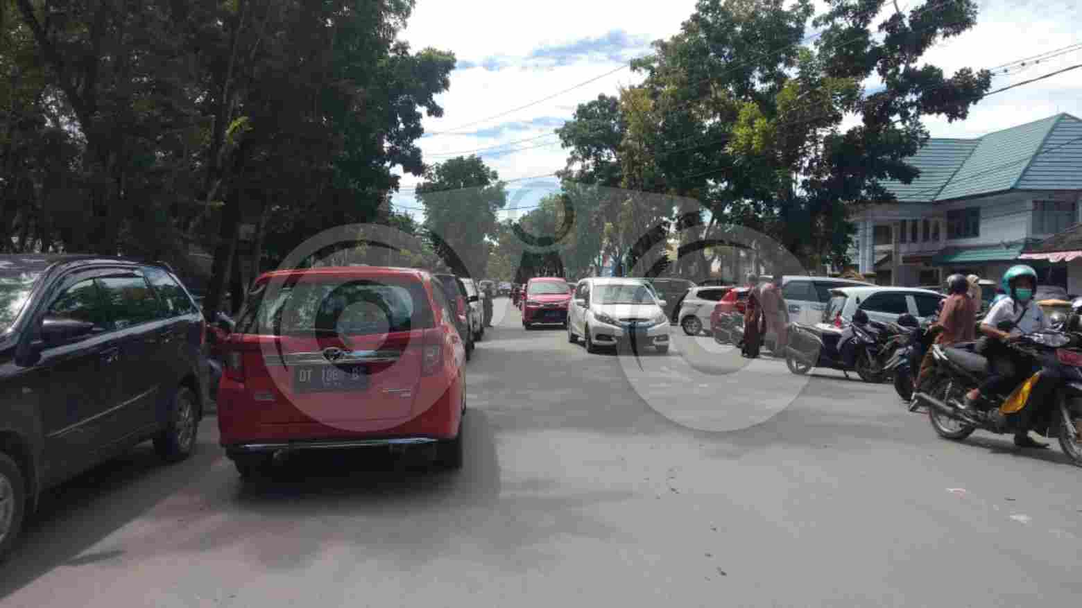 Bahu jalan yang dijadikan tempat parkir kendaraan. Foto: Musdar/Telisik