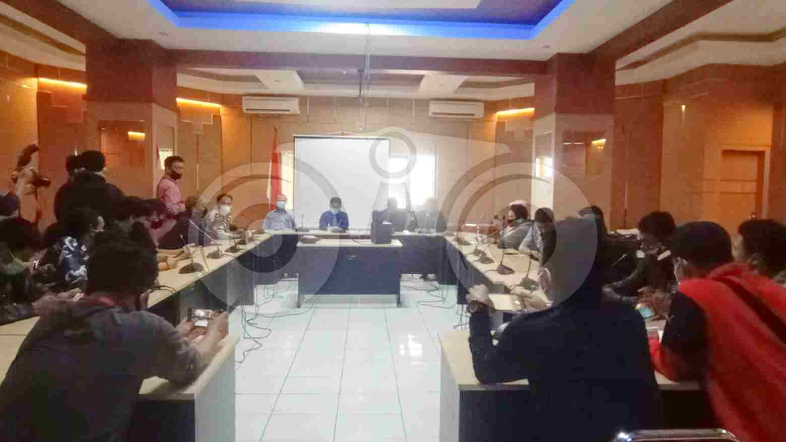 Konferensi pers video viral kekerasan mahasiswa baru UHO. Foto: Eni/Telisik
