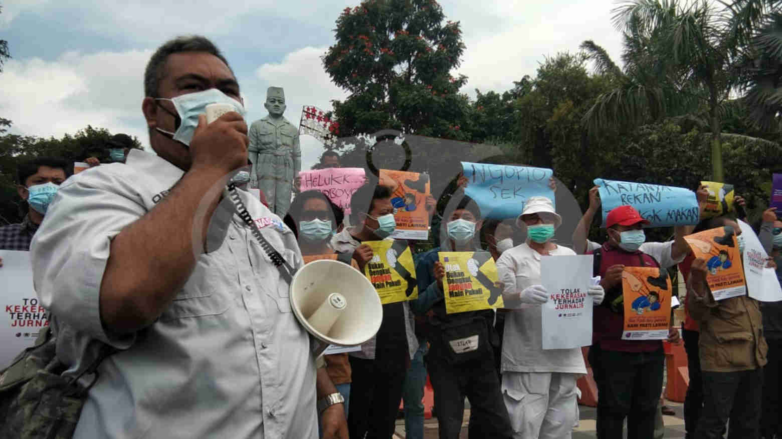 Aksi jurnalis Surabaya solidaritas kekerasan untuk Jurnalis Tempo. Foto: Yudhie/Telisik