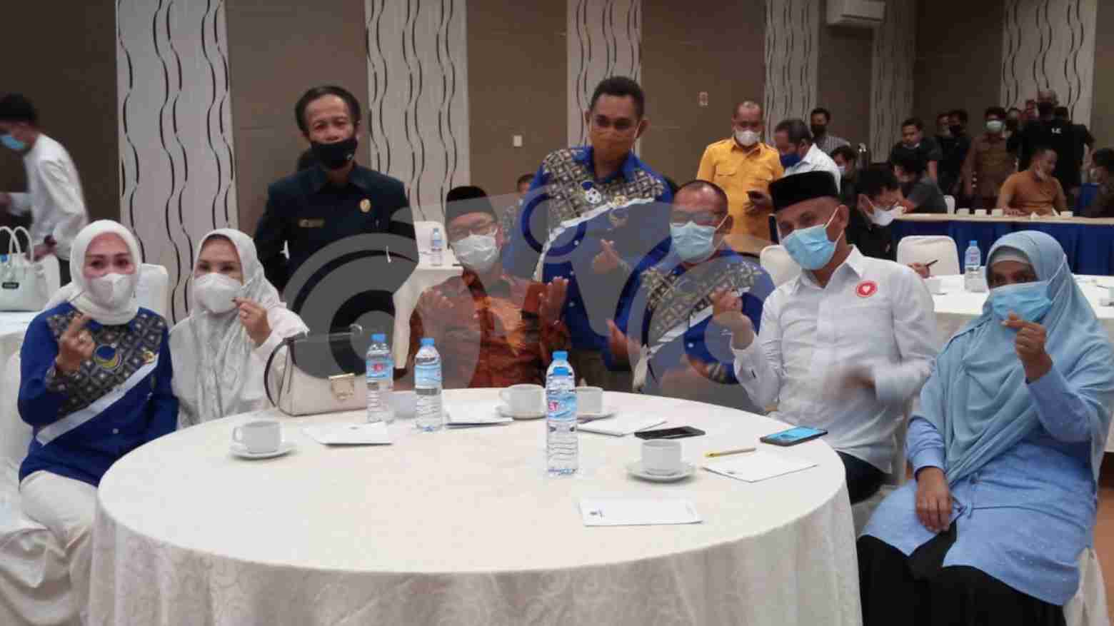 Surunuddin dangga (baju batik) setelah pleno penetapan KPU Konsel. Foto: Andi Sulthan/Telisik