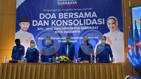 Doa bersama Demokrat Kota Surabaya. Foto: Yudhie/Telisik