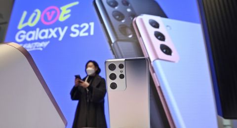Samsung Galaxy S21, menggunakan teknologi 5G. Foto: Repro Suara.com