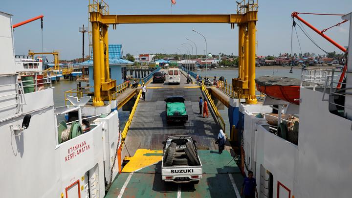 Suasana mobil turun dari kapal feri. Foto: Repro Tempo.co