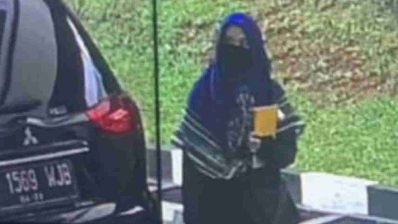Potongan rekaman video terduga teroris yang menyerang Mabes Polri. Foto: Ist.