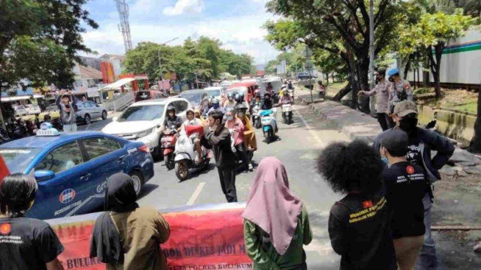 Tujuh Mahasiswa di Makassar demo tolak kedatangan Jokowi di jalan Sultan Alauddin Makassar. Foto: Ist.