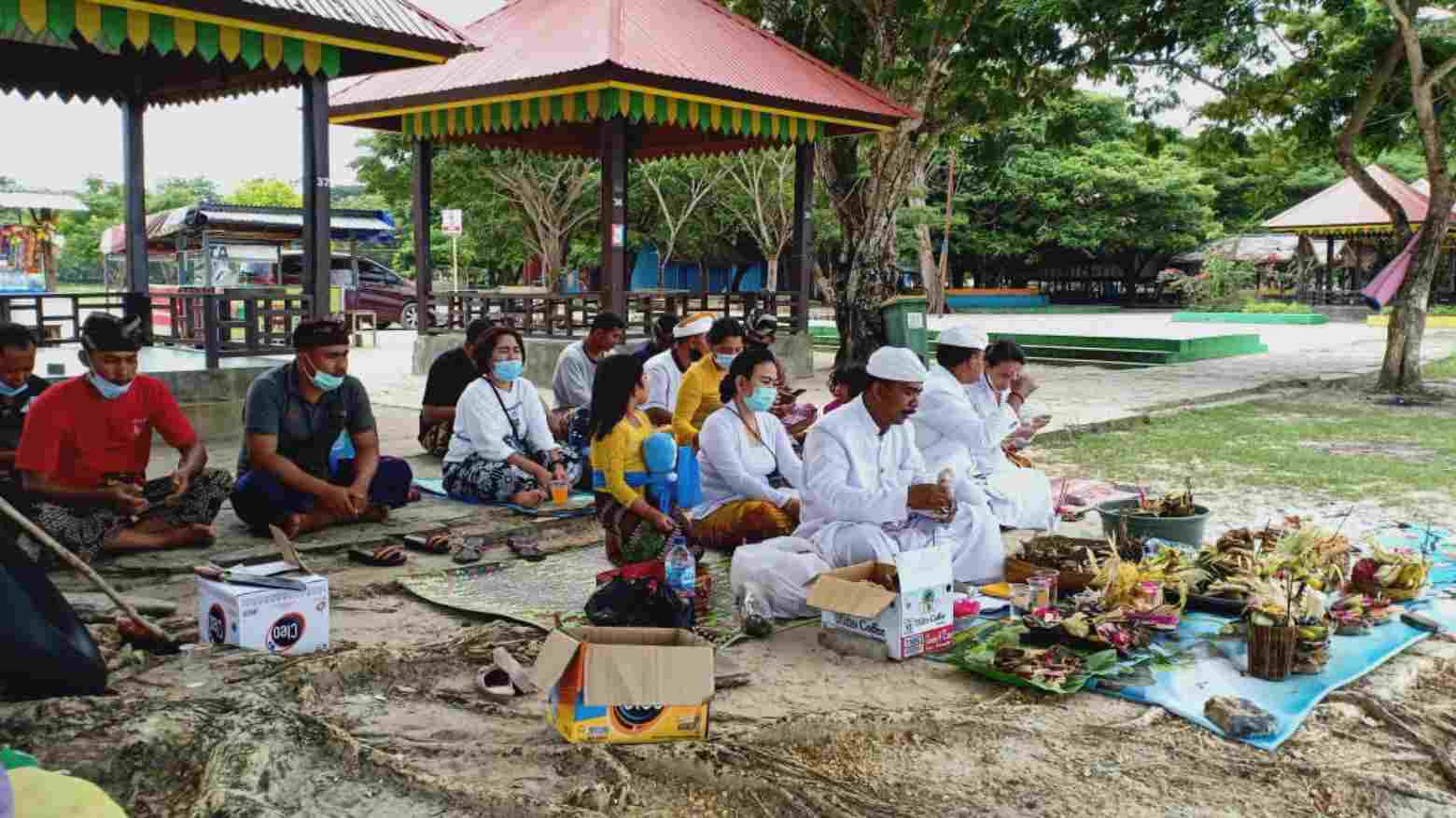 Upacara Melasti yang digelar secara sederhana di Pantai Nambo, dipimpin seorang Pandita. Foto: Ist