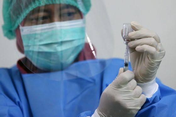 Ilustrasi penyuntikan vaksin COVID-19. Foto: Repro JawaPos.com