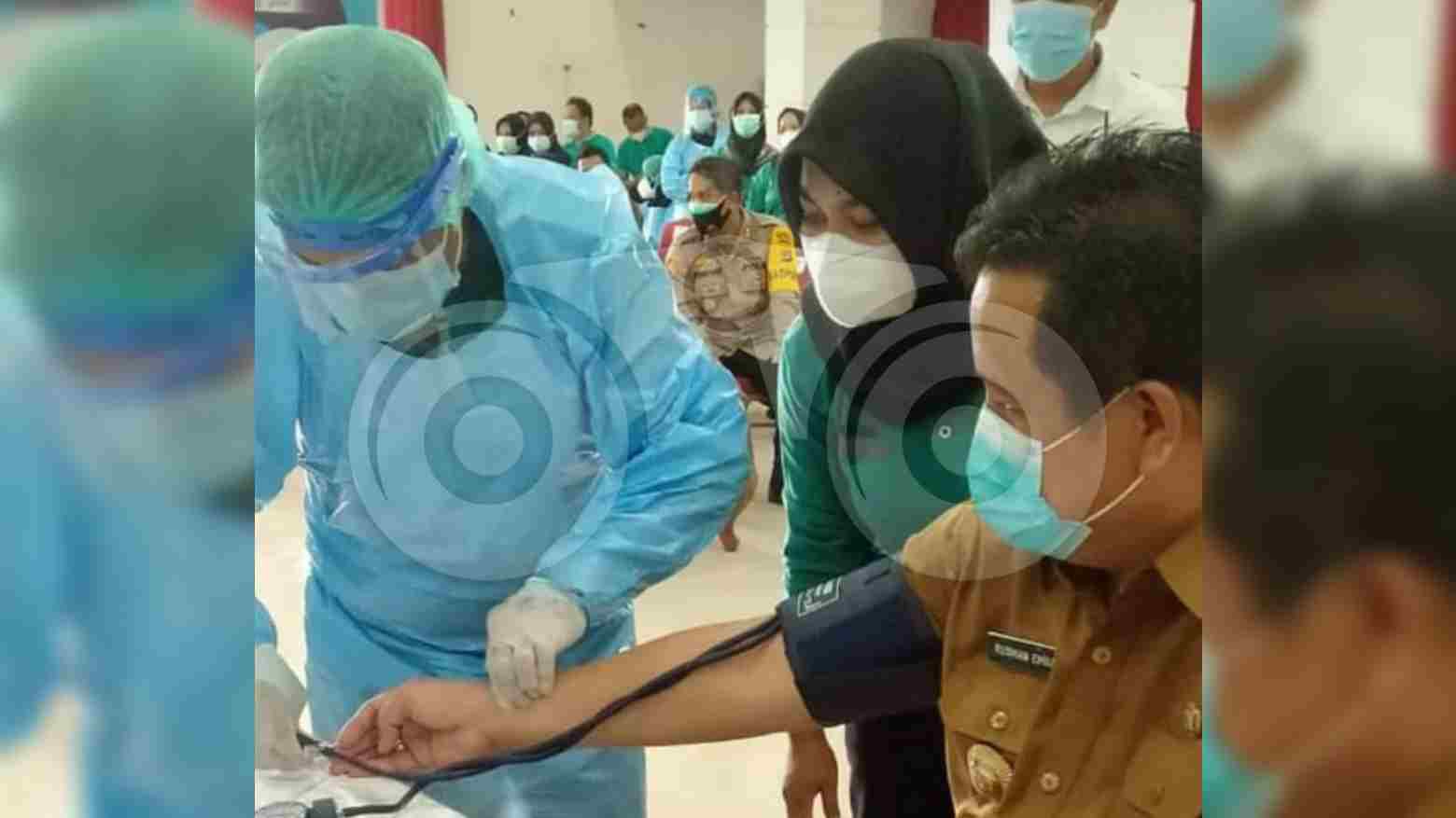 Bupati Muna, LM Rusman Emba menjalani pemeriksaan kesehatan sebelum divaksin. Foto: Sunaryo/Telisik