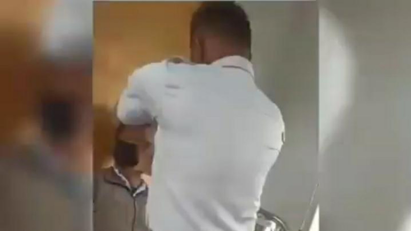Tangkapan layar video ketika oknum petugas Dishub Pemkab Soppeng menampar seorang warga. Foto: Ist.