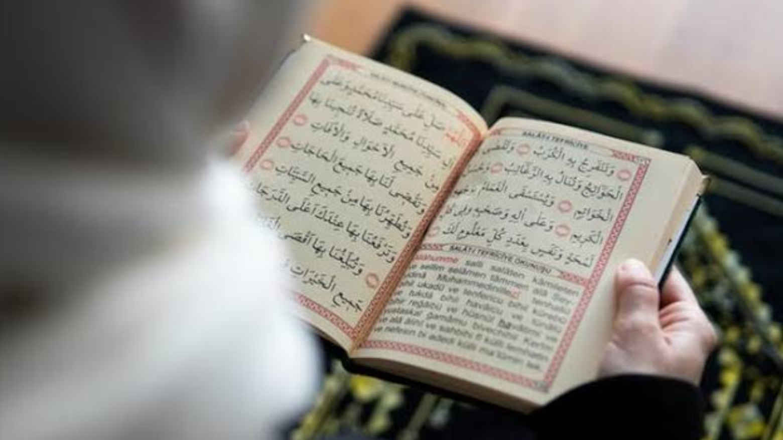 Membaca Al-Qur'an untuk mencari kesalahan kitab suci umat Islam itu, wanita ini malah menjadi mualaf. Foto: Repro detik.com
