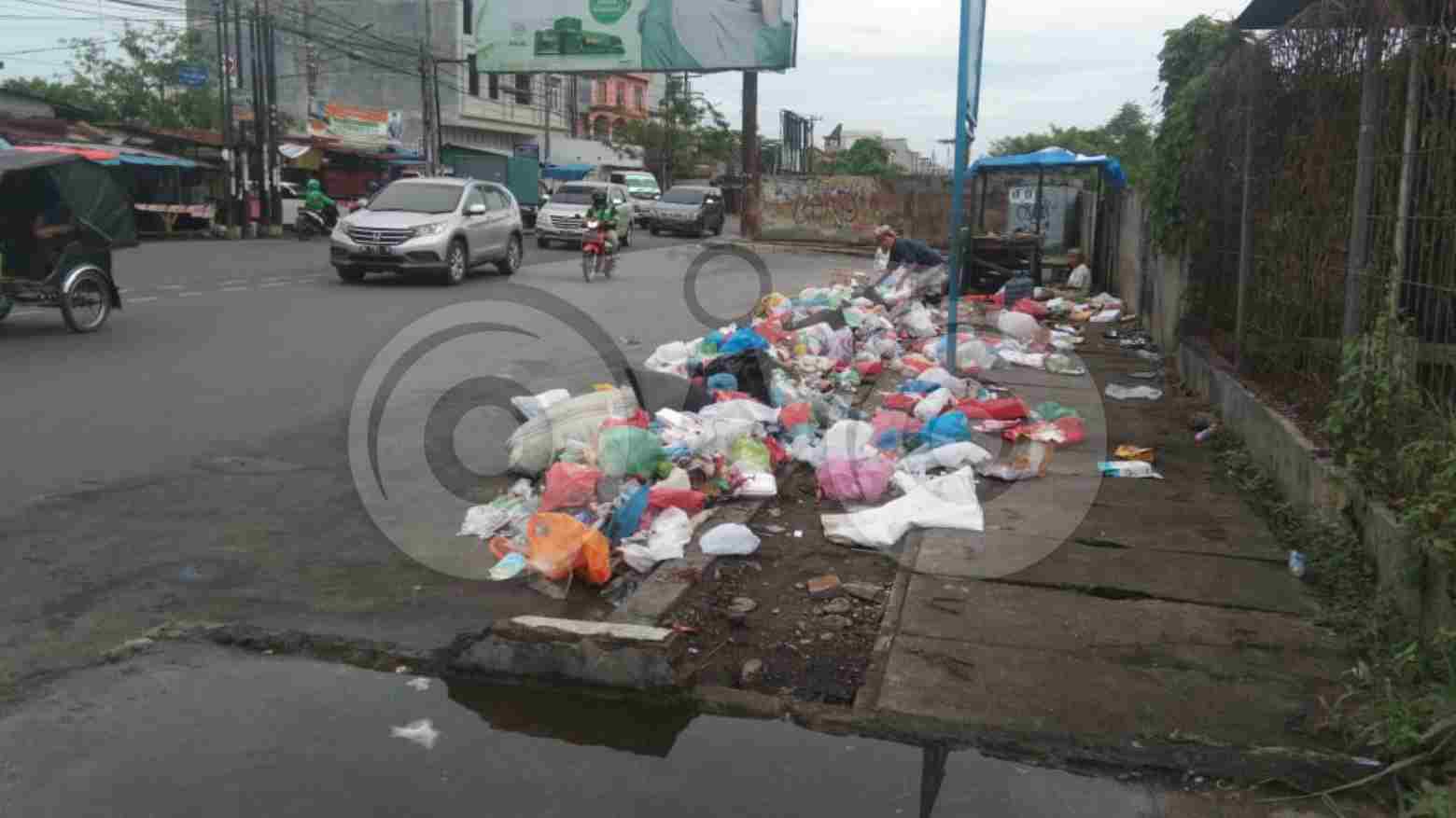 Sampah yang bertumpuk di Jalan Williem Iskandar Pancing. Foto: Ones Lawolo/Telisik