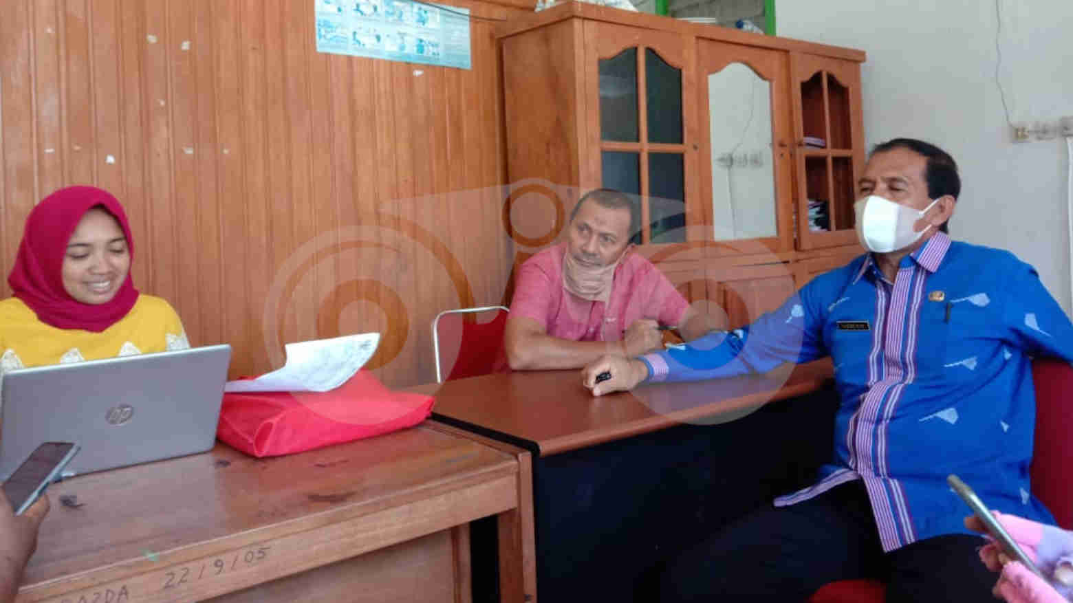 Kadinsos Muna, La Kore (baju biru) bersama para stafnya. Foto: Sunaryo/Telisik