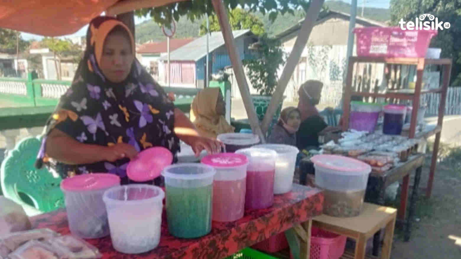 Penjual takjil di pinggir jalan Masjid Besar Nurul Huda Reok. Foto: Berto Davids/Telisik