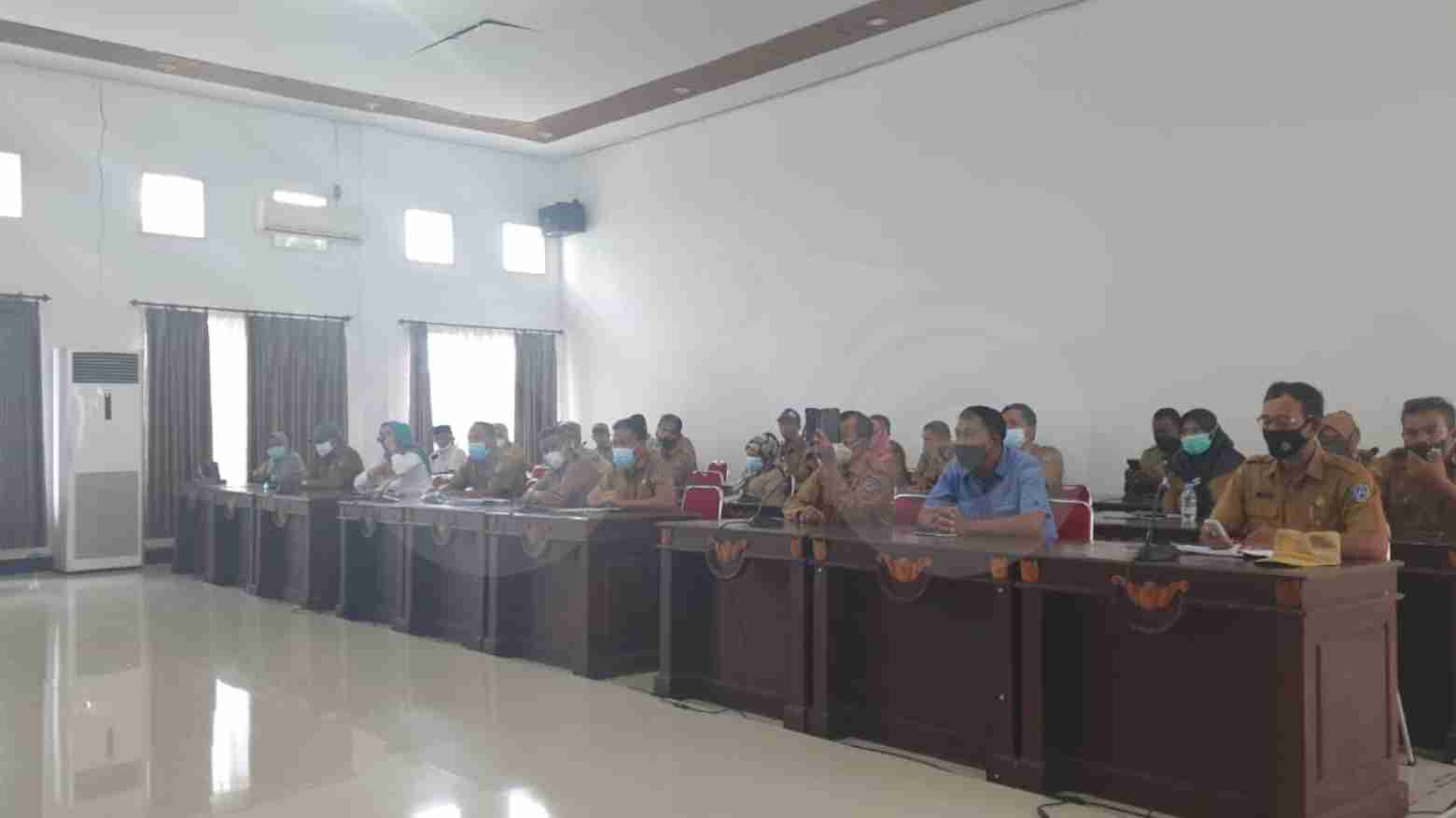 Para guru yang dimutasi saat mengadu di DPRD. Foto: Sunaryo/Telisik