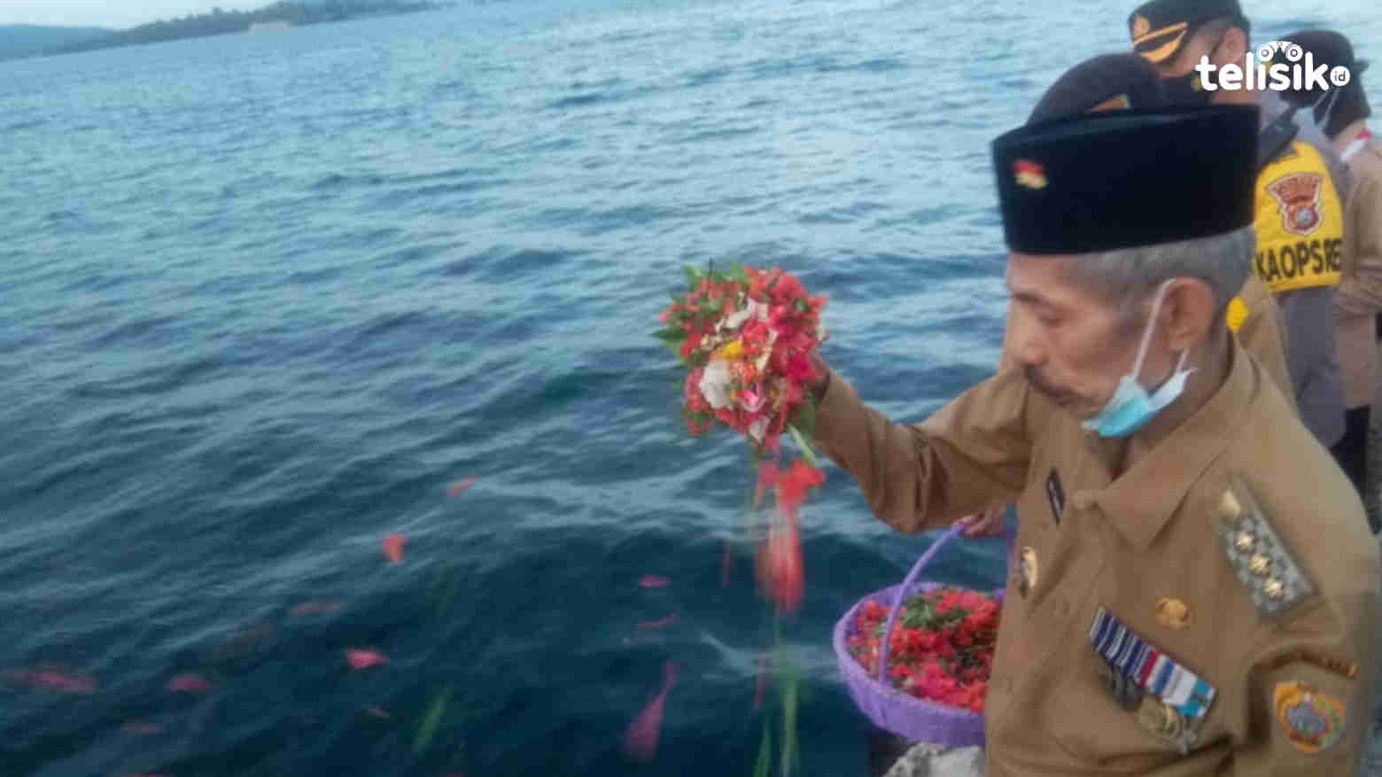 Wali Kota Baubau saat menaburkan bunga di Laut Pelabuhan Murhum Kota Baubau. Foto: Ridwan/Telisik
