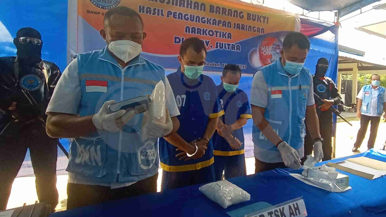Pengecekan barang bukti jenis sabu di BNNP Sultra. Foto: Eni/Telisik
