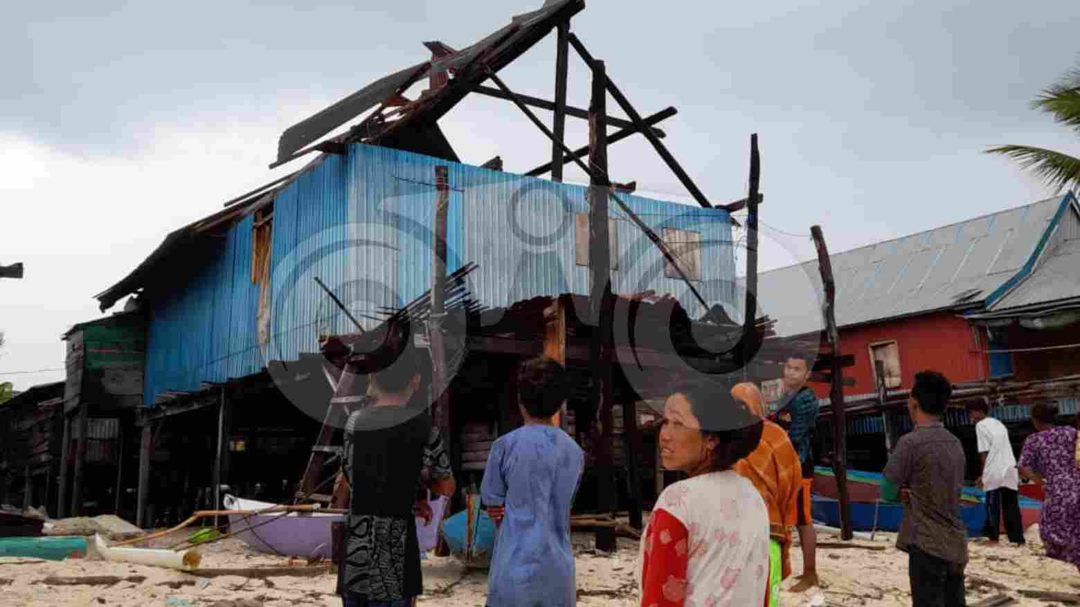 Rumah warga yang rusak diterjang angin. Foto: Hir Abrianto/Telisik