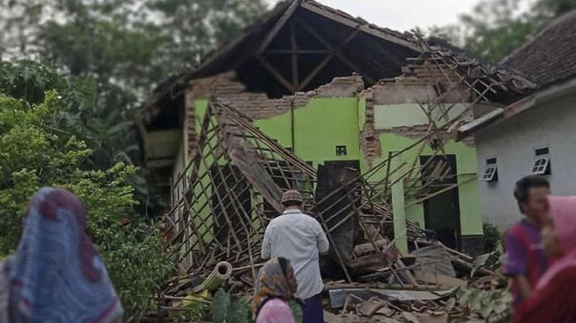 Gempa di Jatim menyebabkan 300 lebih rumah rusak. Foto: Repro CNN Indonesia
