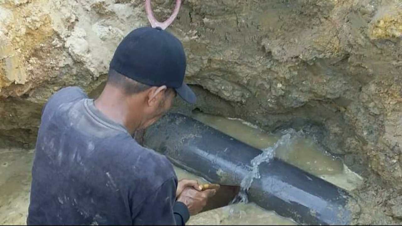 Pengerjaan pipa PDAM yang bocor. Foto: Ist.