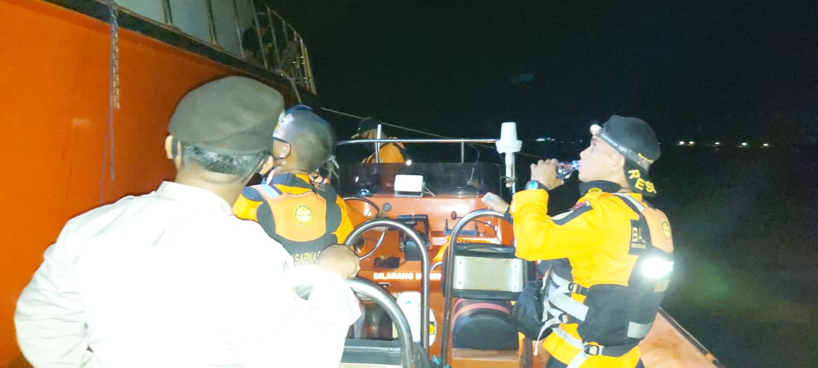 Tim Ops SAR gabungan ketika melakukan pencarian terhadap nelayan korban kecelakaan longboat. Foto: Ist.