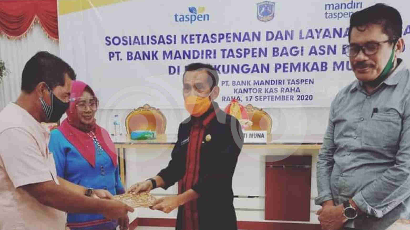Asisten I Pemkab Muna, LM Ruslan Ibu (baju hitam) bersama Kepala BKPSDM, Sukarman Loke. Foto: Sunaryo/Telisik