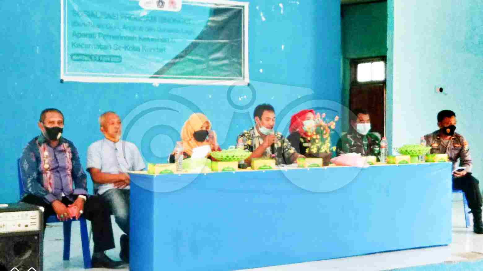 Camat Poasia, Yahya SE MS (tengah) saat memandu sosialisasi program pengelolaan sampah. Foto: Fitrah Nugraha/Telisik