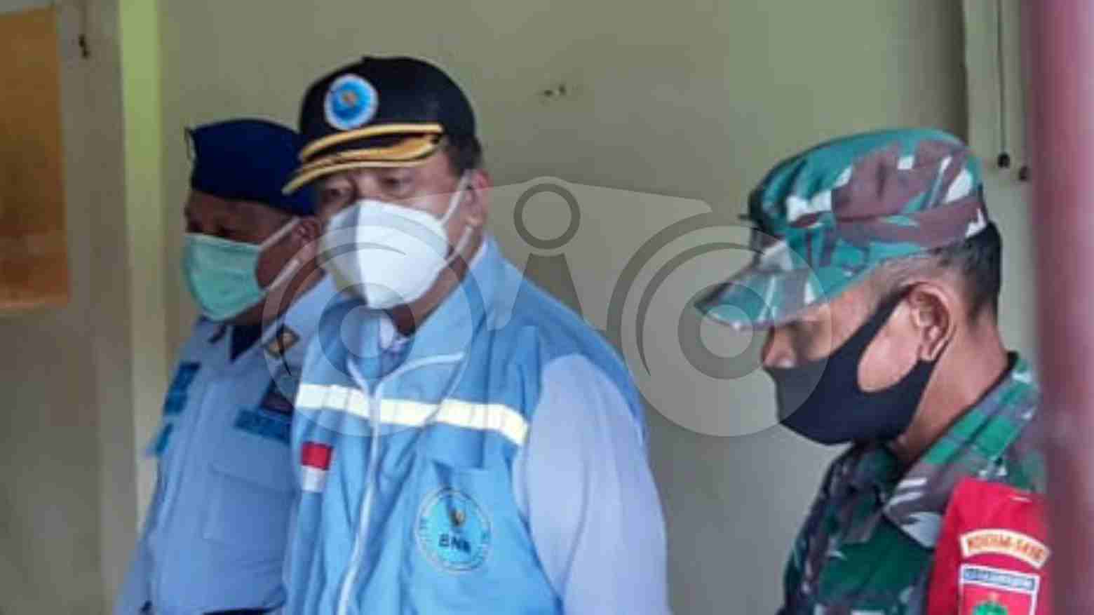 Kepala BNNK Muna, La Hasariy melakukan penggeledahan diruangan tahanan. Foto: Sunaryo/Telisik