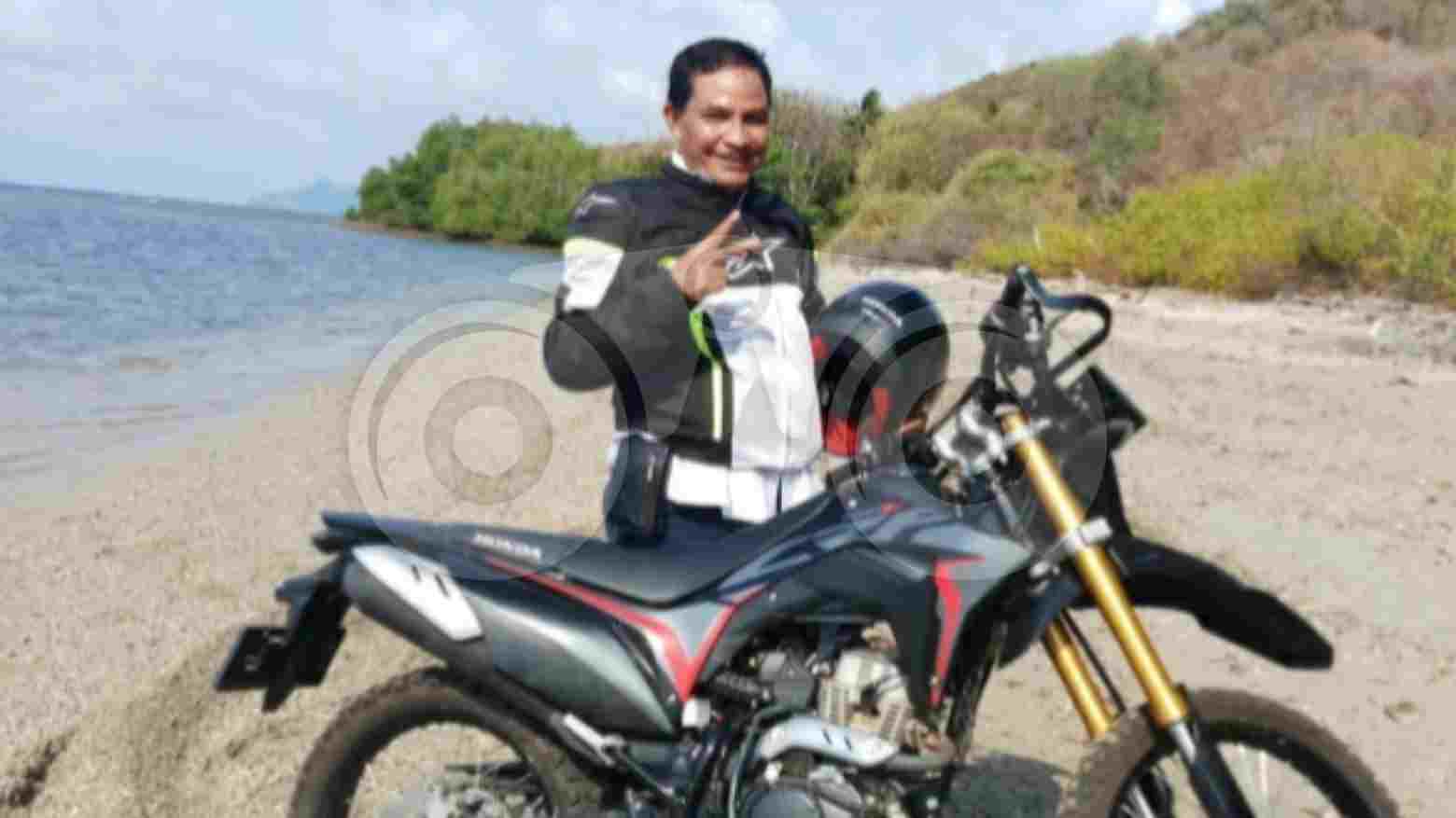 Bupati Manggarai ketujuh, Dr. Deno Kamelus, SH. MH saat mengendarai motor menuju Kampung Lewar, Kecamatan Reok Barat setahun lalu. Foto: Berto Davids/Telisik