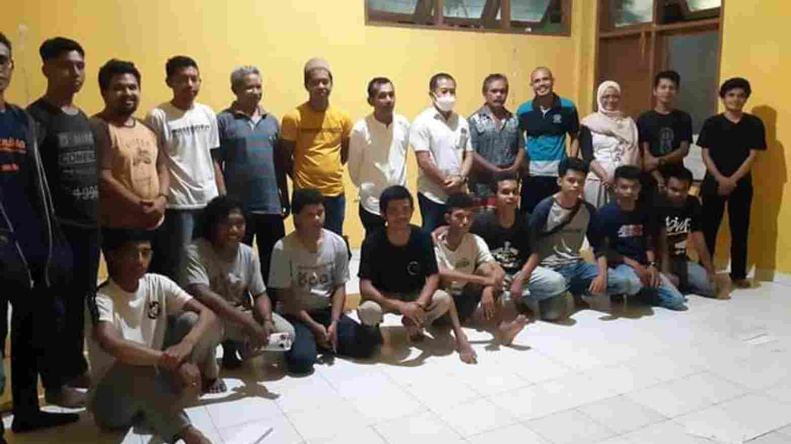 Asisten I Pemkab Muna, LM Ruslan Ibu bersama Kasat Pol PP, Bahtiar Baratu dan mahasiswa Muna di Makassar. Foto: Ist.