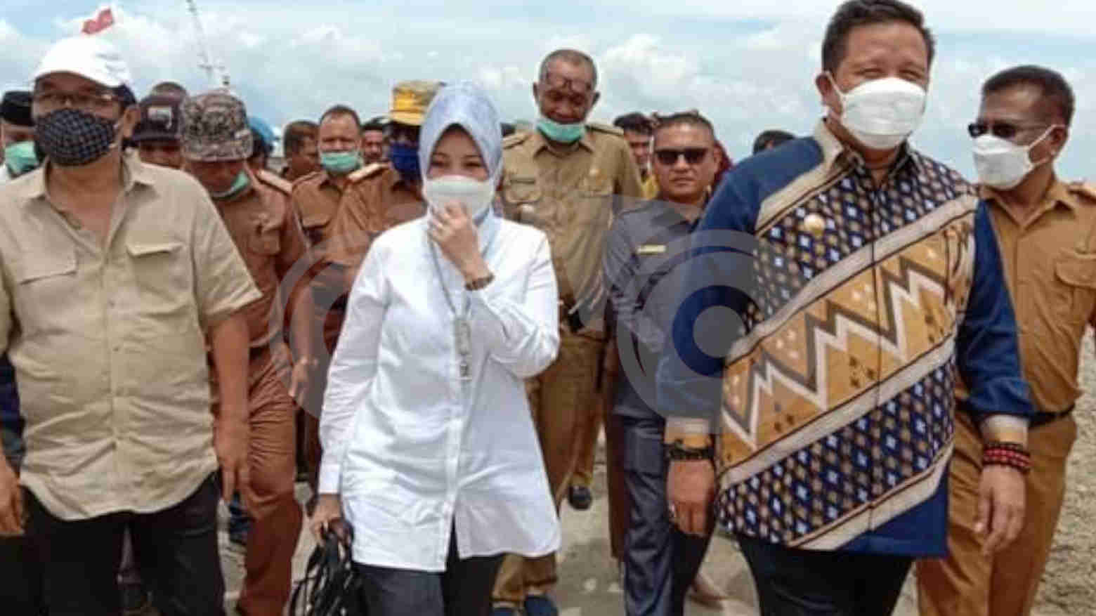 Dirjen PPKT KDPDTT, Raden Roro Aisyah Gamati (kemeja putih) bersama Wakil Ketua Komisi V DPR-RI, Ridwan Bae dan Bupati Muna, LM Rusman Emba meninjau kawasan transmigrasi UPT Raimuna. Foto: Sunaryo/Telisik